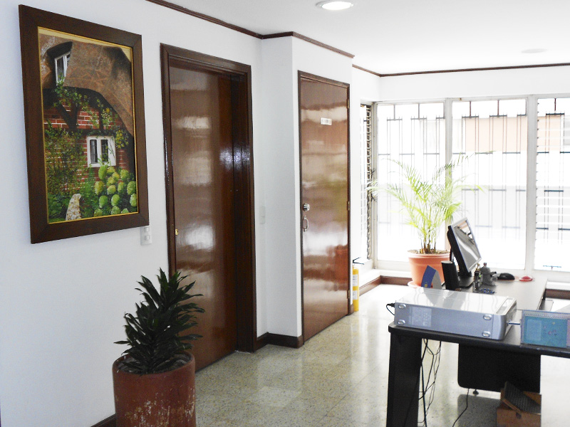 Recepción y hall de entrada — Molina Díaz & Abogados, Medellín