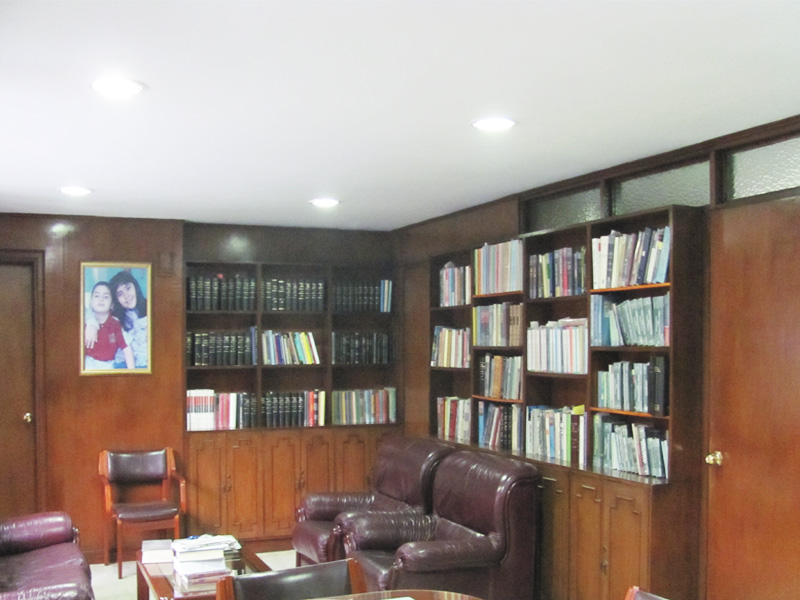 Sala de consulta con biblioteca jurídica especializada — Molina Díaz & Abogados