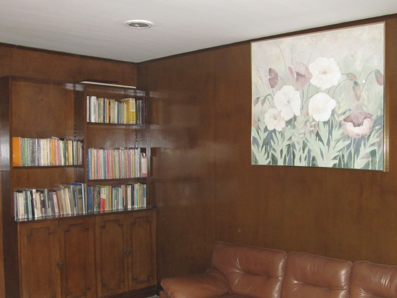 Sala de lectura y espera con colección jurídica — Molina Díaz & Abogados